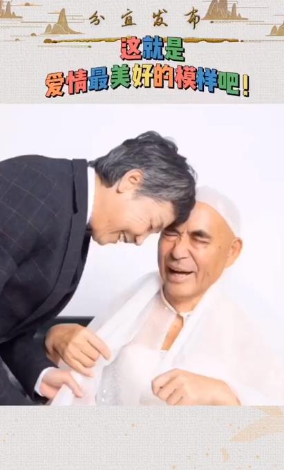 ウェディングドレス姿の祖父にモーニング姿の祖母？孫がユニークな結婚写真を企画