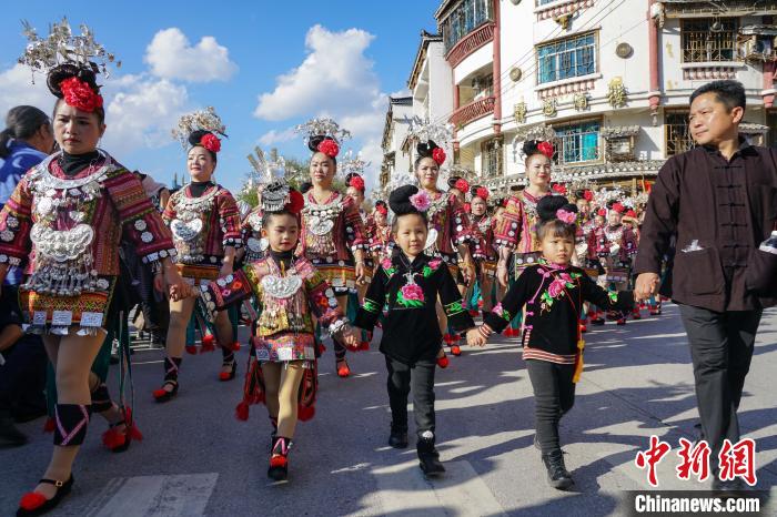 ミャオ族の新年を祝う、無形文化遺産パレードが開催　貴州省