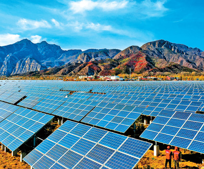 北京市八達嶺で太陽光発電所を巡回検査