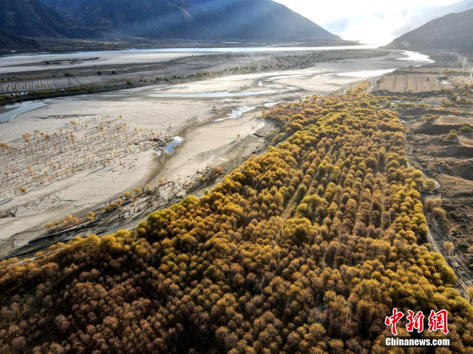絵のように美しいヤルツァンポ川の晩秋　チベット
