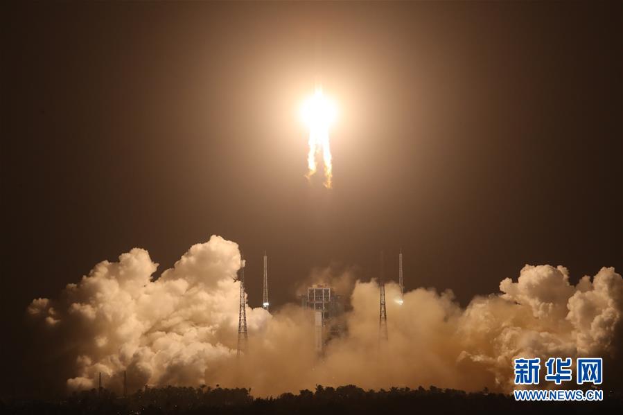 月探査機「嫦娥5号」が打上成功、中国初の地球外天体サンプル採取の旅を開始