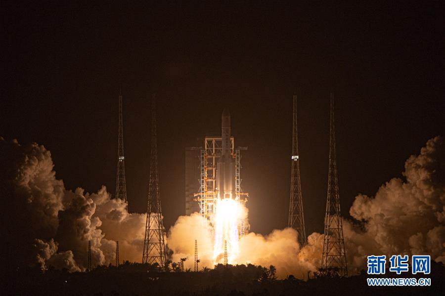 月探査機「嫦娥5号」が打上成功、中国初の地球外天体サンプル採取の旅を開始