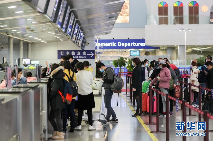 上海浦東空港第2ターミナルの出発フロアで搭乗手続きを行う旅客(11月24日撮影・丁汀)。