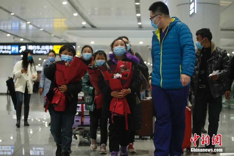 北京の大興国際空港に到着した先天性心疾患の小児患者と保護者（撮影・蒋啓明）。