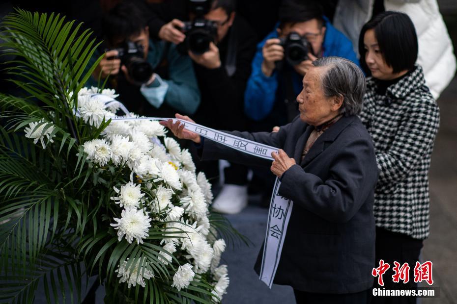 南京大虐殺犠牲者遺族による慰霊会に出席した生存者の夏淑琴さん（撮影・泱波）。