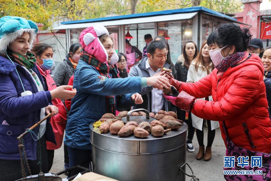 焼き芋を売る金髪女性、ある米国人姉妹の「中国の夢」