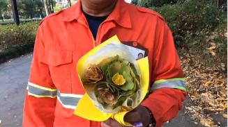 ロマンチックな清掃作業員、イチョウの葉で作ったバラのブーケをプレゼント！