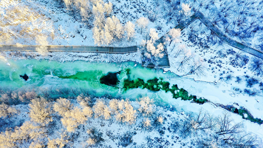 氷と雪と水が競演する「翡翠の川」　内モンゴルのアルシャン