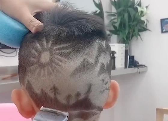 後頭部に山水画描く理髪師、どんなリクエストもOK！　浙江省