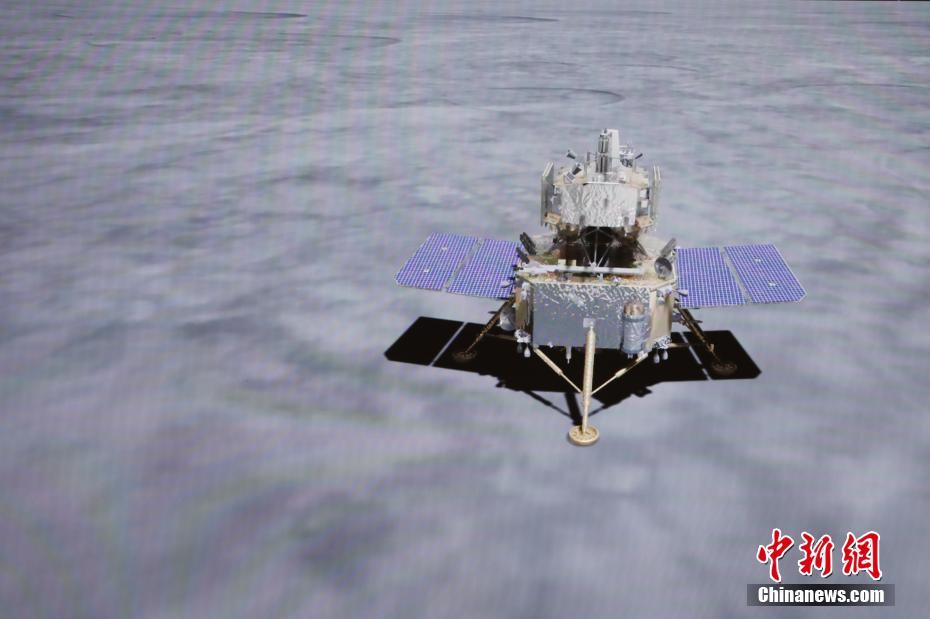 月探査機「嫦娥5号」着陸モジュール・上昇モジュール結合体のソーラーパネルを開いた状態を示す図（図制作・張文軍）。