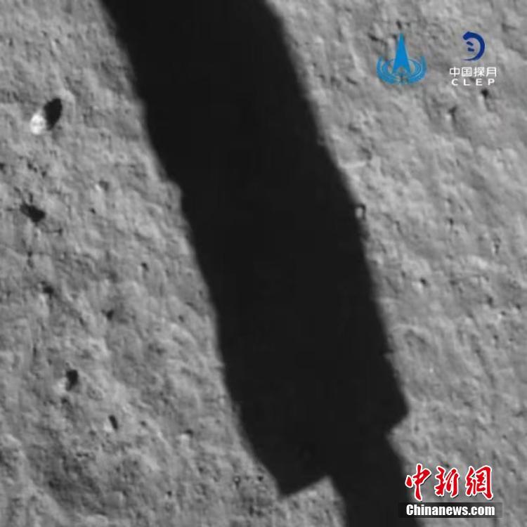 月探査機「嫦娥5号」が月面着陸に成功、サンプル採取へ