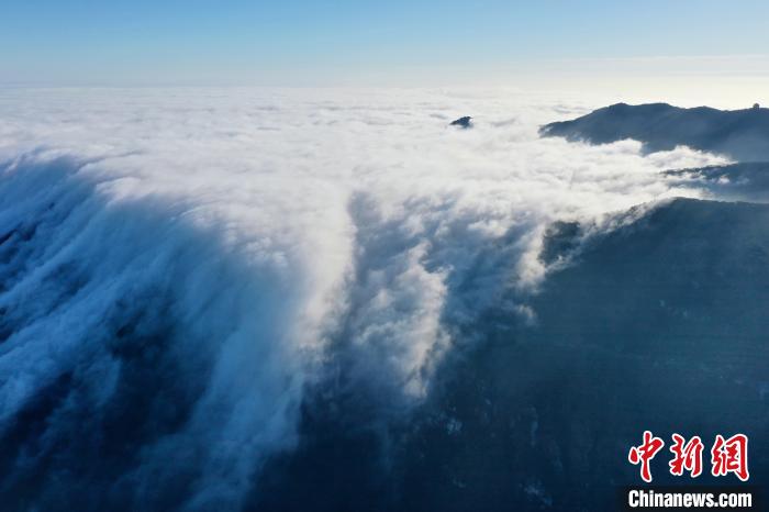 流れ落ちる滝のような雲が広がる江西廬山の冬