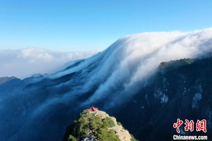 流れ落ちる滝のような雲が広がる江西廬山の冬