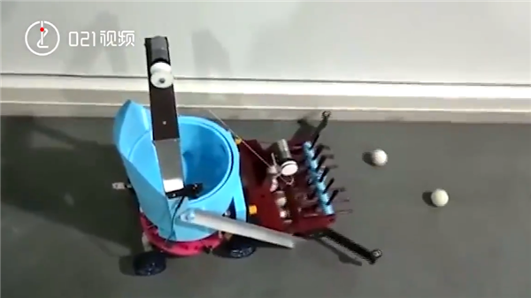 女子中学生が収穫機からヒントを得た「ピンポン玉回収ロボット」を発明　上海