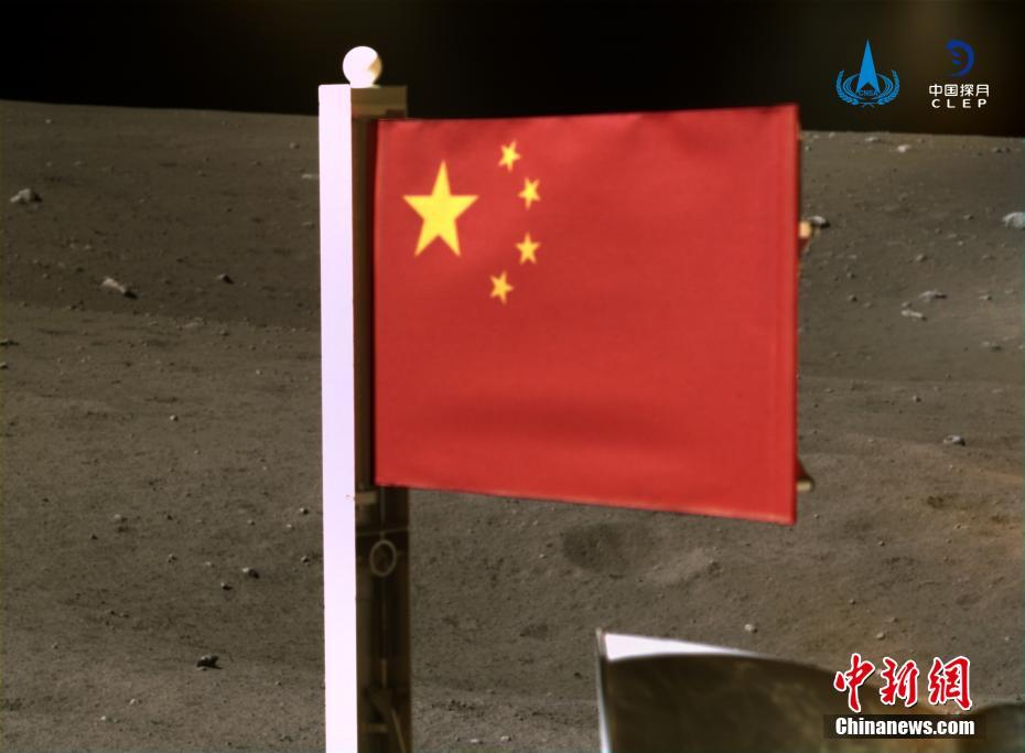 「嫦娥5号」が月面に翻る中国国旗の写真を公開