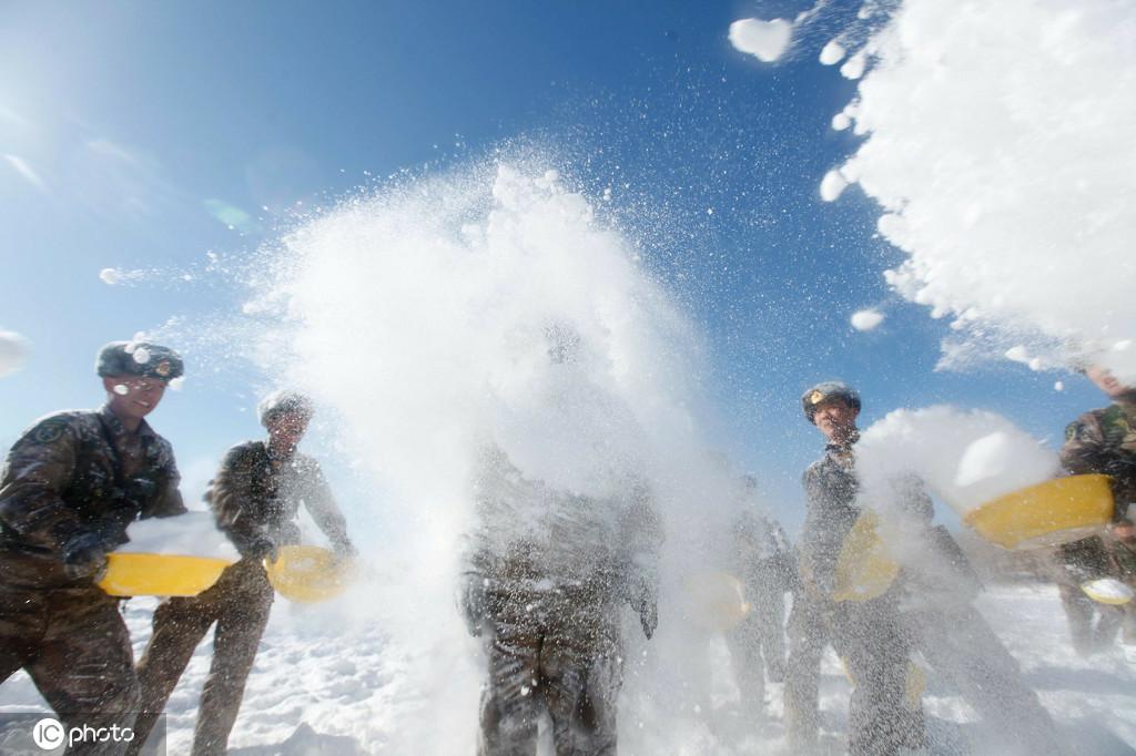 訓練の合間に、マイナス20度近い寒さをものともせず洗面器で雪をひっかける雪かけゲームを楽しむ黒竜江省軍区のある国境警備団の兵士たち（写真著作権は東方ICが所有のため転載禁止）。