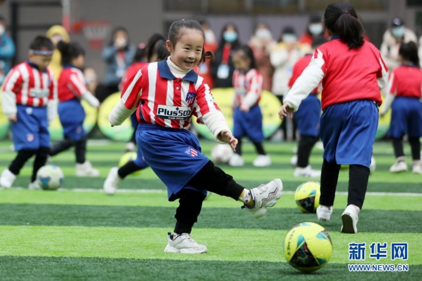 可愛いサッカープレーヤーたち！サッカー教育を特色にした幼稚園　安徽省