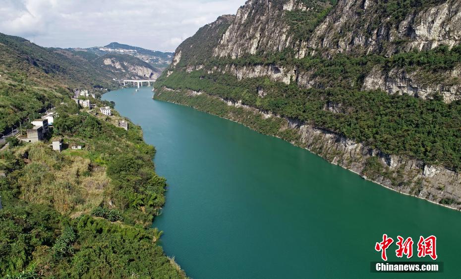 貯水による美しい風景広がる三峡ダム