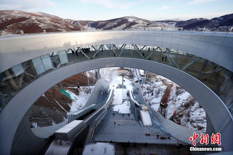 急ピッチで進められる北京冬季五輪会場「雪如意」の建設　河北省張家口市