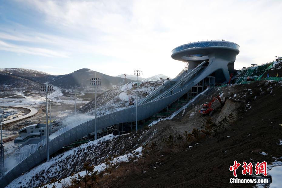 建設工事が急ピッチで進められている国家スキージャンプセンター「雪如意」（撮影・富田）。