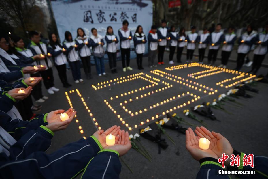 南京大虐殺犠牲者国家追悼日に先立ち犠牲者を弔う南京の大学生　江蘇省