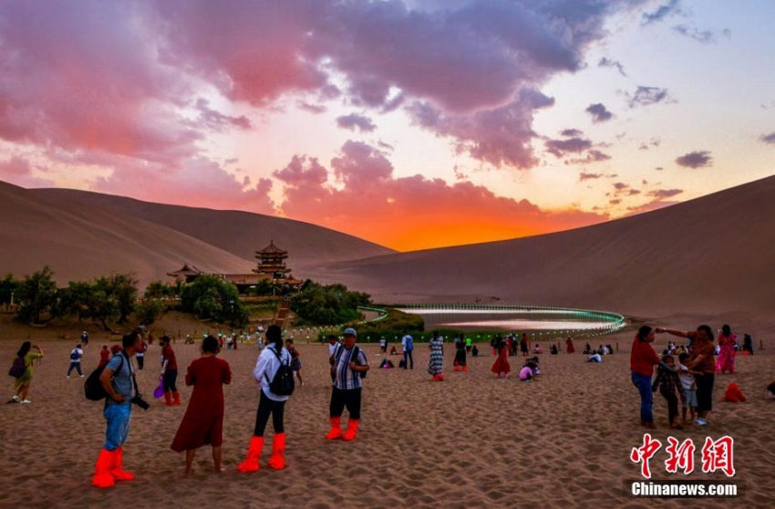 四季それぞれの趣を楽しめる砂漠に囲まれた月牙泉　甘粛省