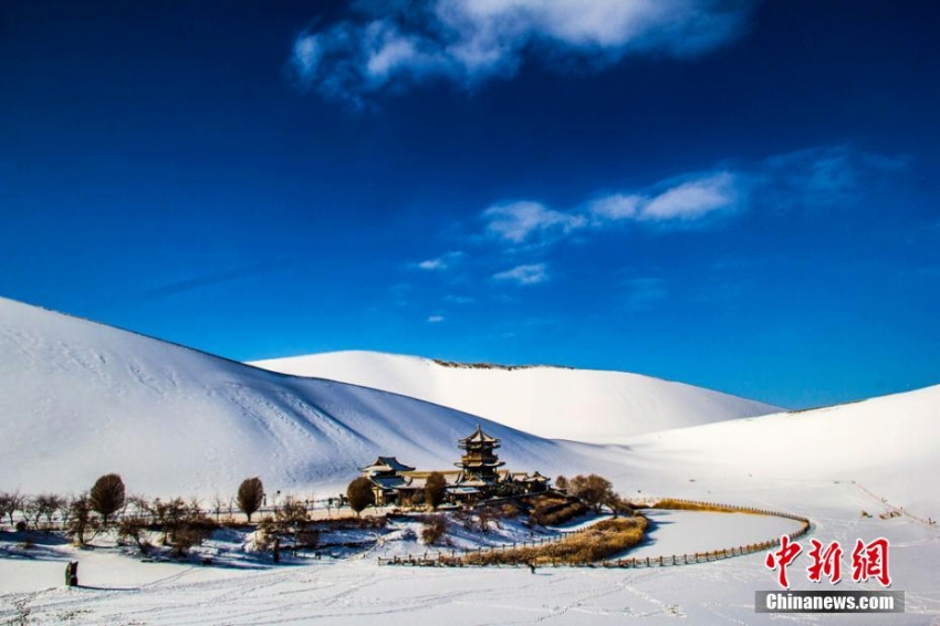 四季それぞれの趣を楽しめる砂漠に囲まれた月牙泉　甘粛省