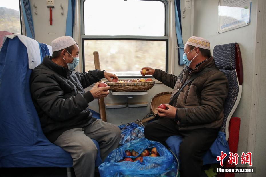 雲南・貴州の山岳地帯でリンゴを運ぶ「リンゴ列車」