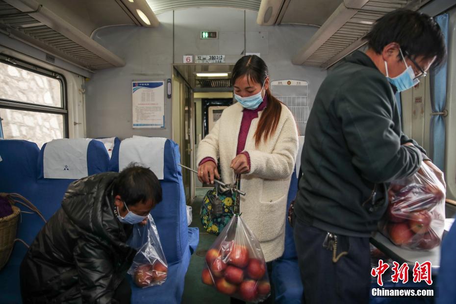 雲南・貴州の山岳地帯でリンゴを運ぶ「リンゴ列車」