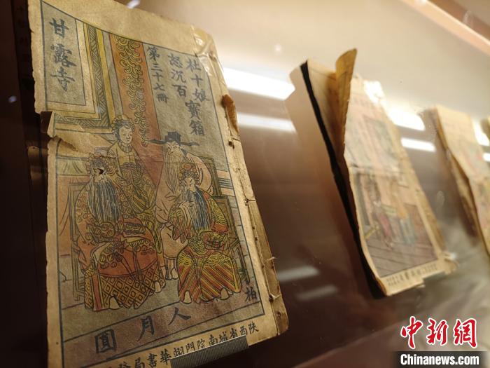 最古の伝統劇「秦腔」を絵で紹介した画本（撮影・張婧）。