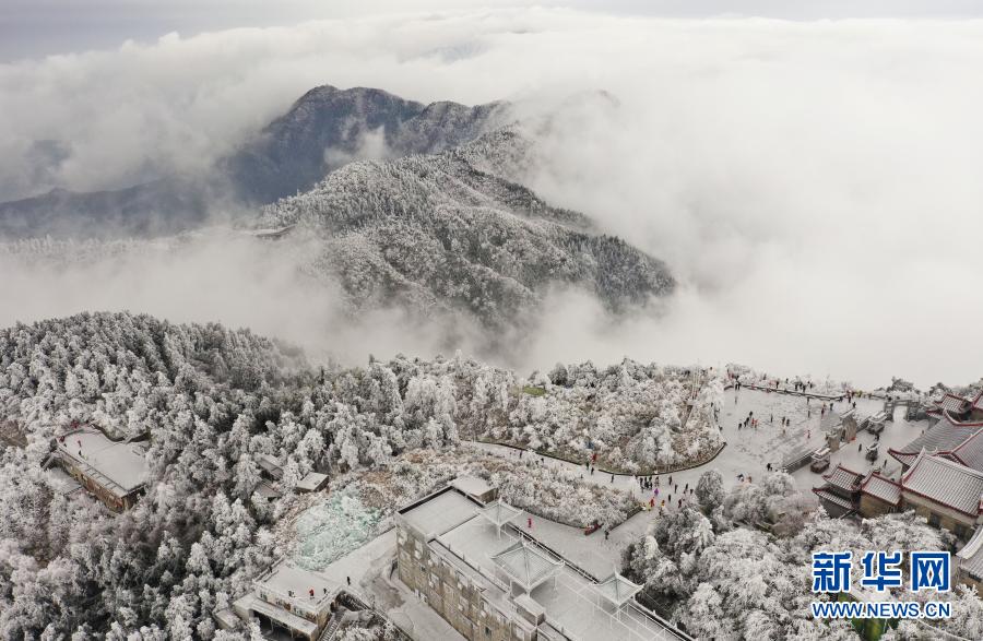 15日、湖南省衡陽市の衡山（南岳）風景名勝区で雪を観賞する観光客（ドローンで撮影・曹正平）。
