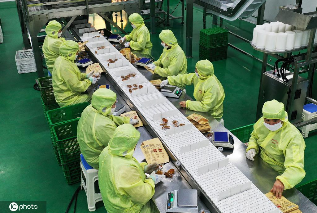 12月14日、山東省棗庄市山亭区にあるサツマイモ製品加工企業の作業場で忙しく立ち働く従業員（写真著作権は東方ICが所有のため転載禁止）。 