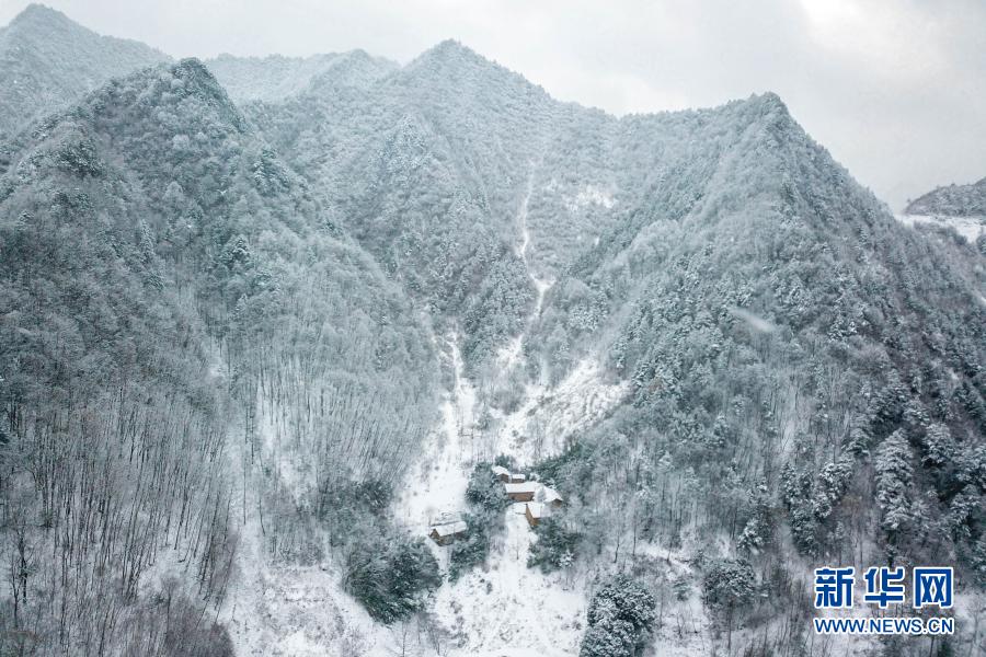 美しい郷村の雪景色　甘粛省隴南