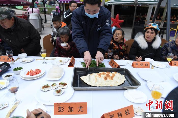 羊肉鍋と餃子を食べて冬至を迎える人々　重慶