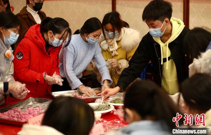 冬至を控え、餃子や湯園を作る南京の大学生　江蘇省