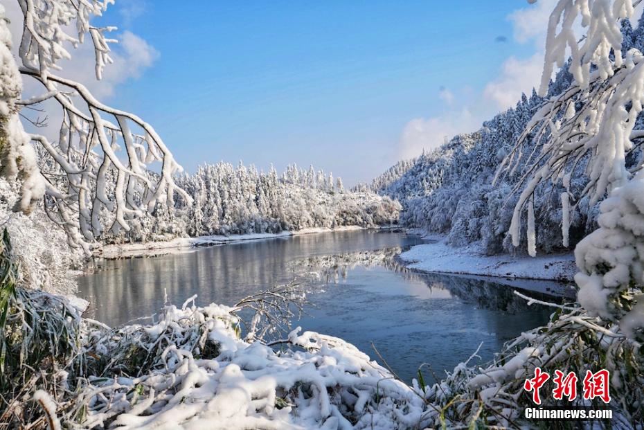 氷と雪に覆われた紅竜湖森林公園（撮影・黄淮河）。