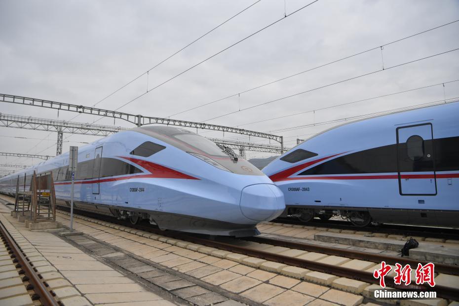 12月22日、中国鉄路昆明局集団有限公司の昆明高速列車運用所に到着した2編成の高速列車CR300AF型「復興号」（撮影・劉冉陽）。