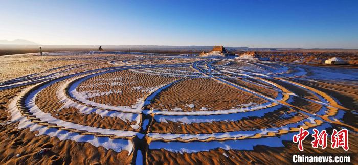 ツァイダム盆地の砂の織りなす景観に雪映える　青海省