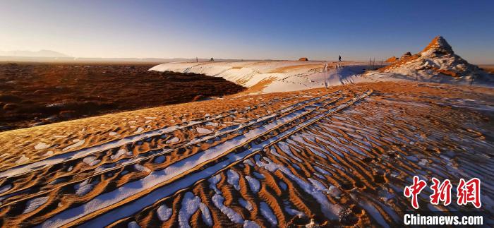 ツァイダム盆地の砂の織りなす景観に雪映える　青海省