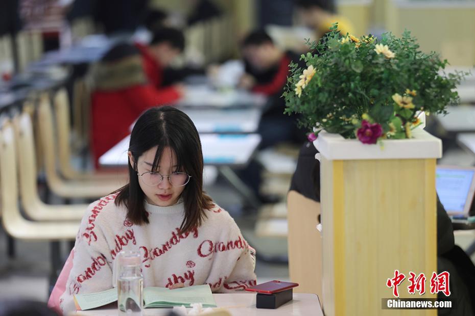 大学院受験生のために優れた自習室に「変身」した学生食堂　江蘇省南京