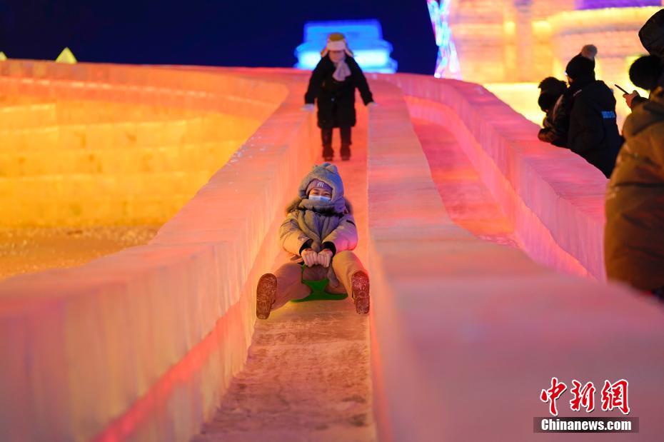 「ハルビン氷雪大世界」オープン！幻想的な氷雪パラダイス　黒竜江省