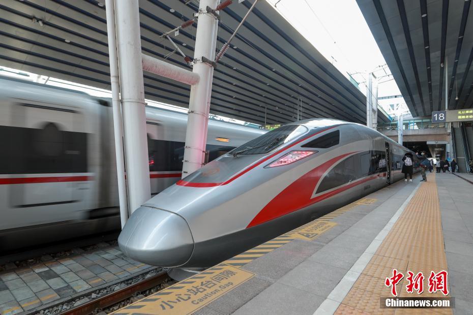 12月24日、北京西駅で発車を待つ試運転列車（撮影・賈天勇）。