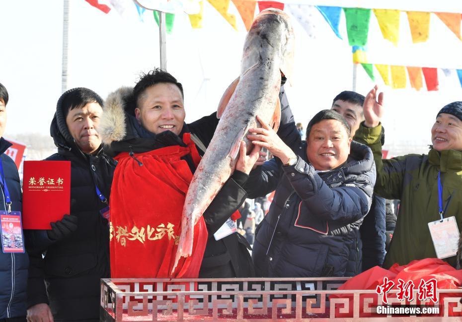 冬一番に捕獲された「頭魚」が300万元の高値で落札　吉林査干湖