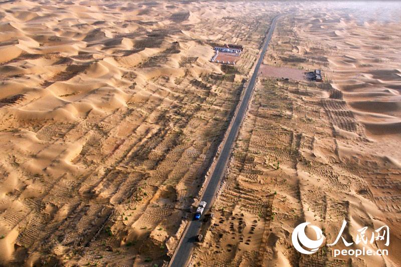 建設中の砂漠横断道路（写真は杭錦旗旗委員会宣伝部が提供）。