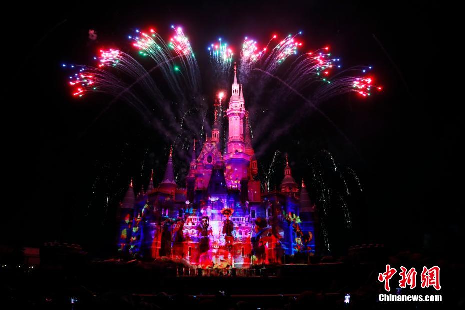 5周年の上海ディズニー　きらめく花火で新年をお迎え