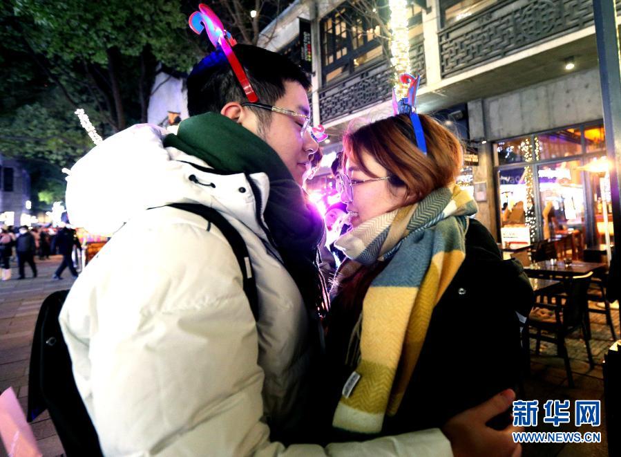 2020年12月31日、上海新天地で、見つめ合いながら新年を迎えるカップル。（撮影・陳飛）