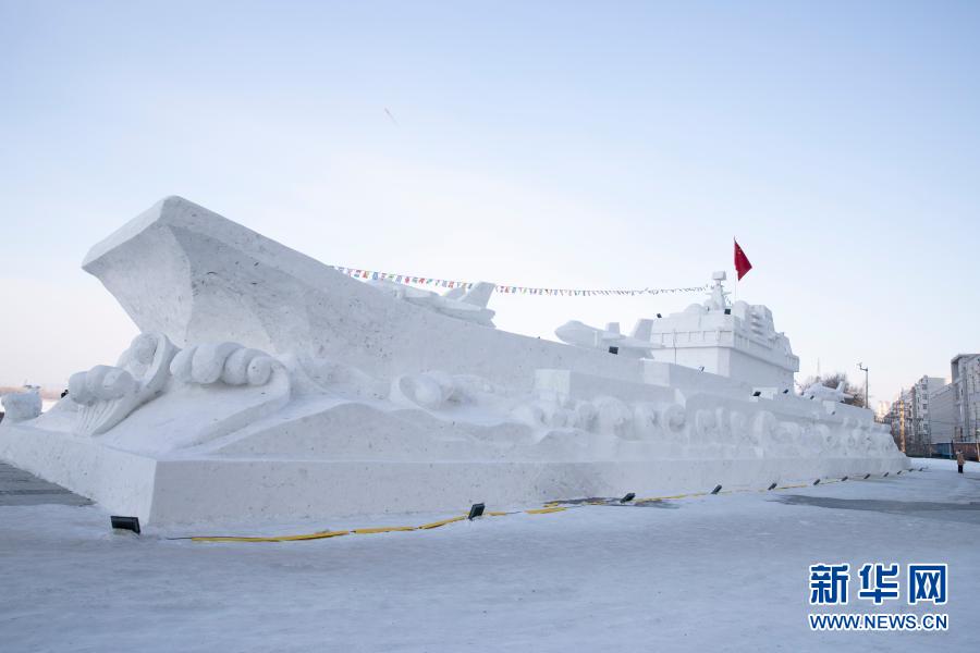 1月3日、黒竜江省哈爾浜（ハルビン）市道外区にある江畔公園闖関東広場に登場した雪で作られた巨大空母（撮影・張涛）。