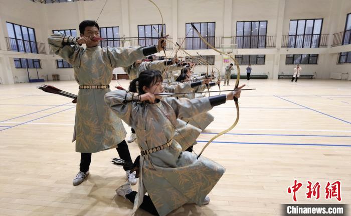 甘粛省の大学が選択科目に弓道開設　伝統の精神学ぶ場に