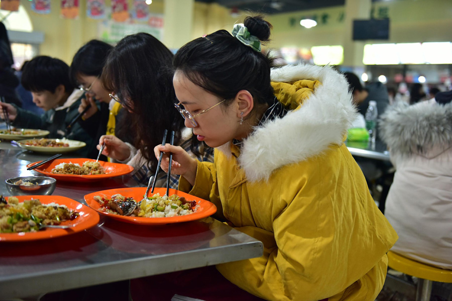 湖南省永州市の大学が教職員と学生に魚料理を無料で振る舞う