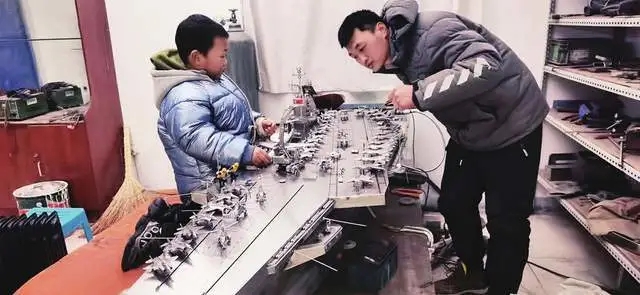 息子のために3年かけてステンレス製空母模型を製作した父親　山東省